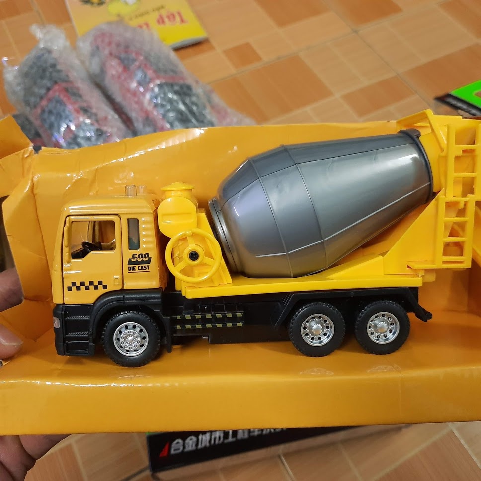 Xe trộn bê tông mini bằng hợp kim nhựa mô hình tỉ lệ 1:50 đồ chơi trẻ em có đèn và âm thanh