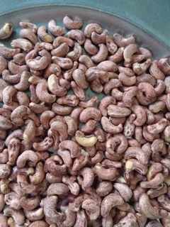 Điều rang muối nguyên hạt còn vỏ lụa
