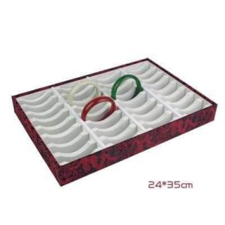 Khay lụa đựng vòng bản 40ô xếp theo size.