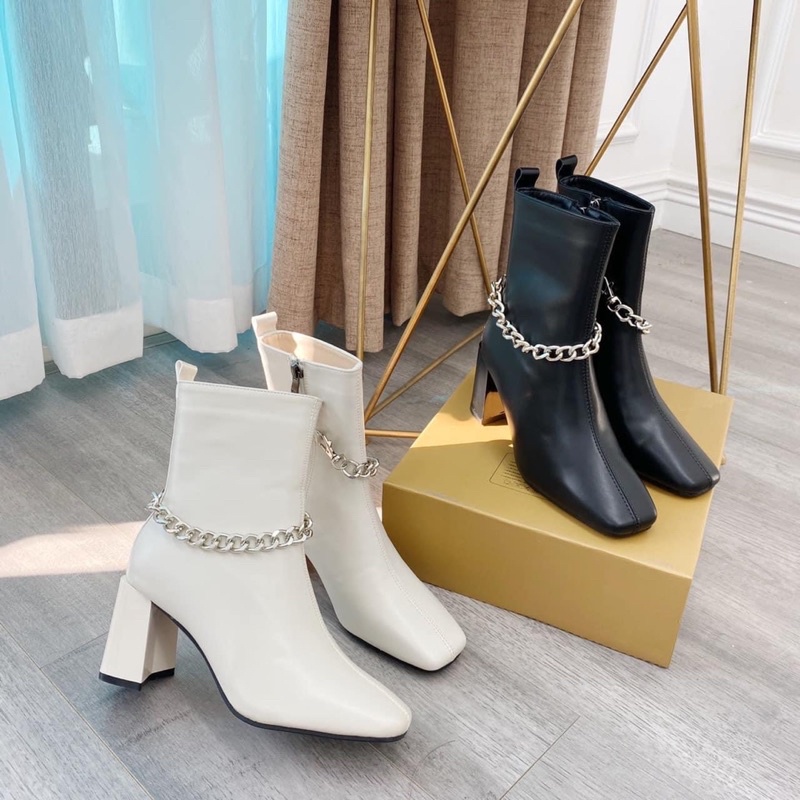 Boot cổ ngắn gót vuông kèm xích