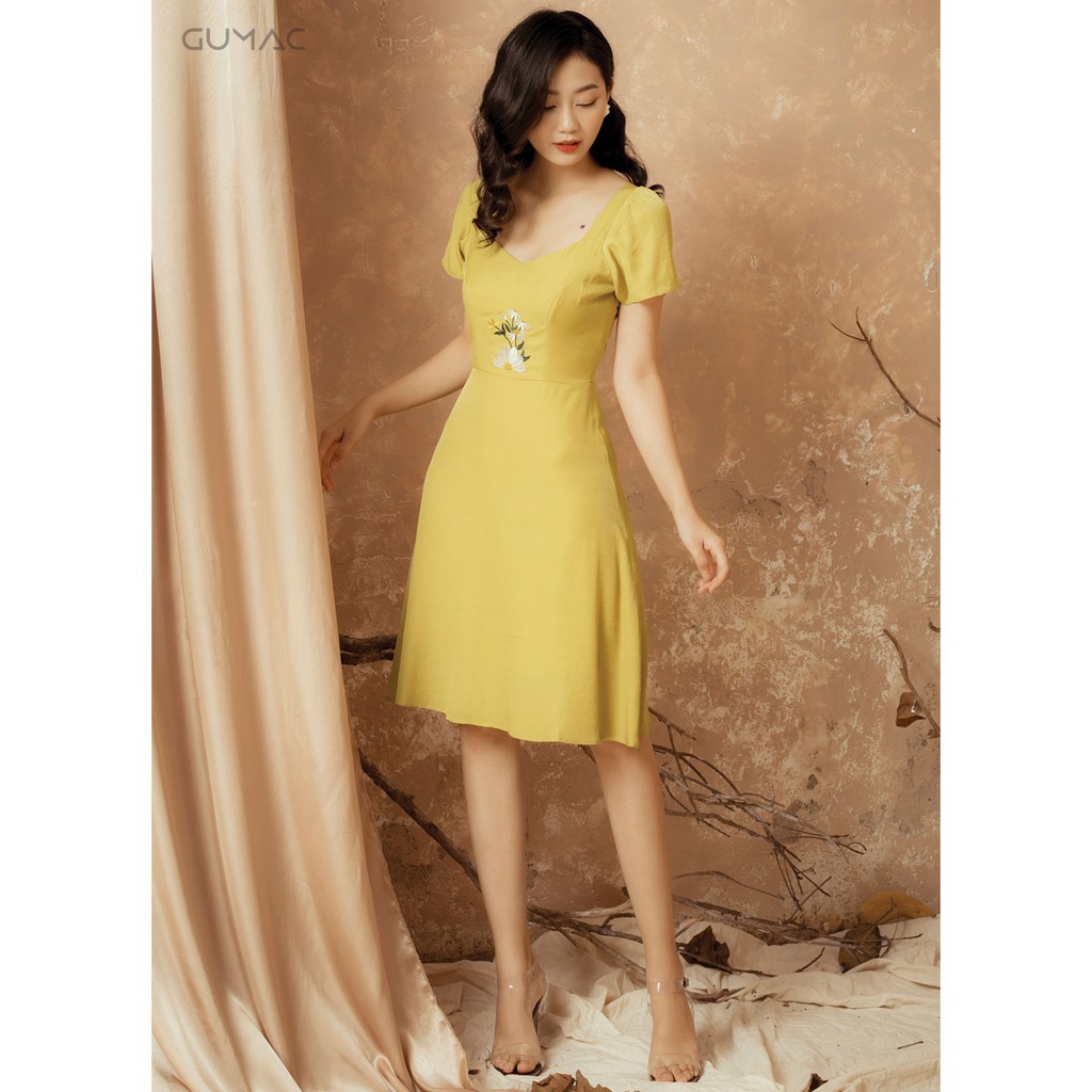 Đầm đũi xòe cổ chữ u tay ngắn thêu hoa Gumac màu vàng