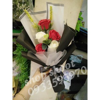 Bó hoa sáp 5bông phối giấy đen