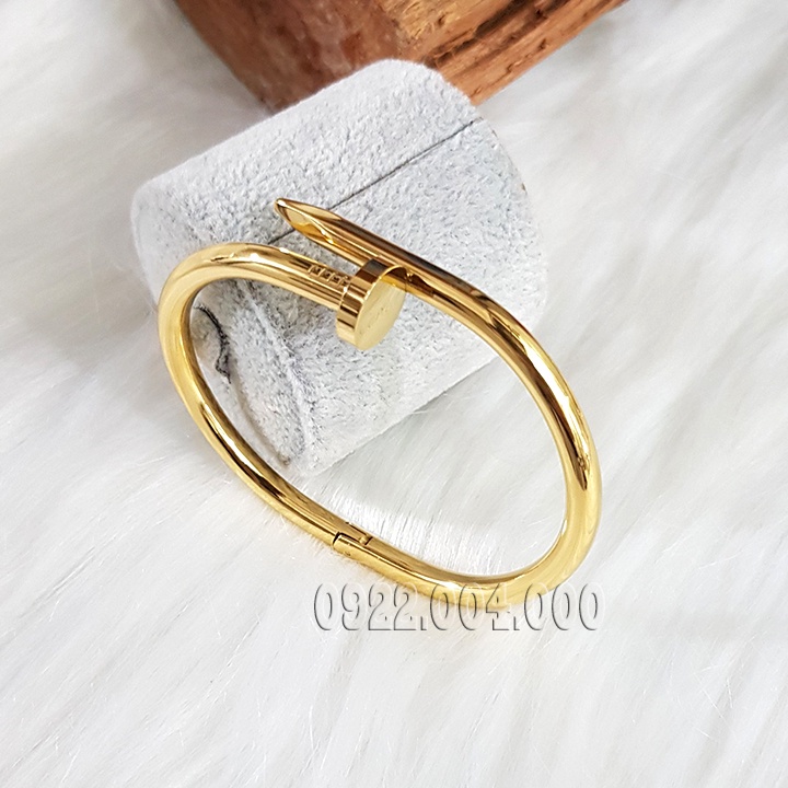 Vòng đinh uốn bảng dày cho tay nam.