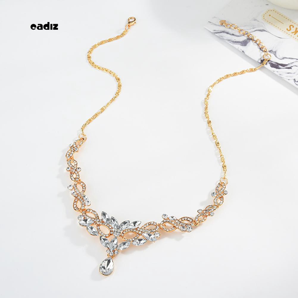 Bộ nữ trang gồm dây chuyền mặt đá pha lê quyến rũ và bông tai