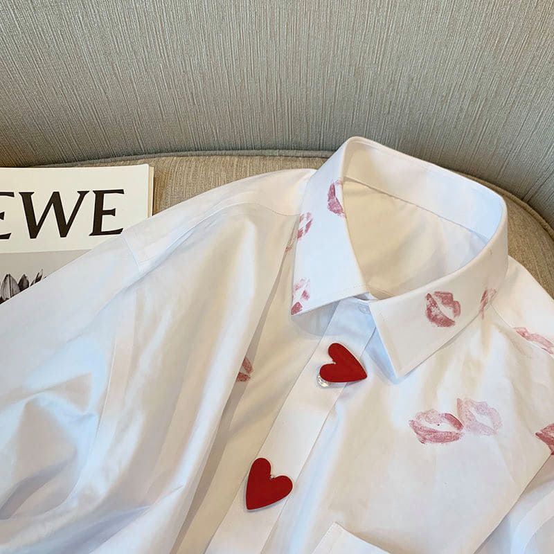 Áo sơ mi trắng thiết kế unisex họa tiết vết son môi đỏ khuy trái tim heart có size hàng QC