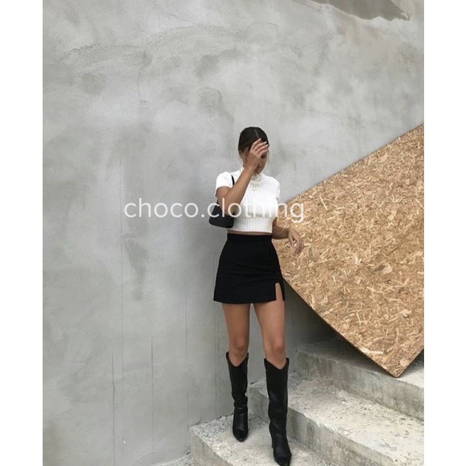 Chân váy xẻ ngắn dáng A có lót quần, chất dày dặn phong cách cá tính.