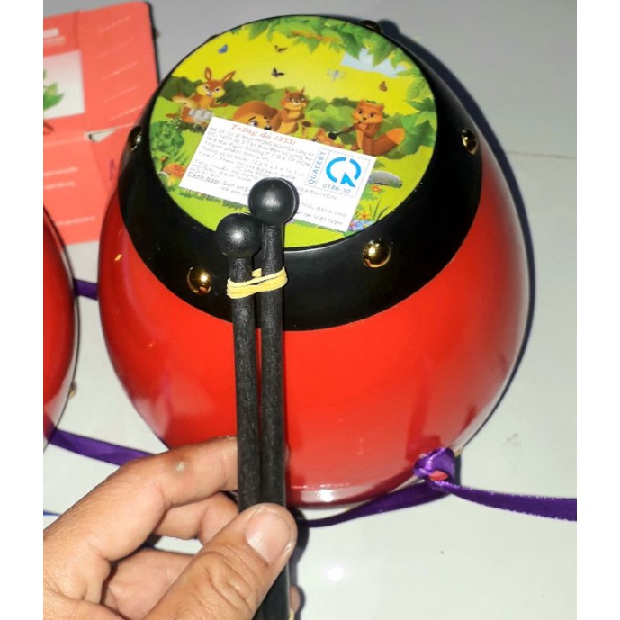 Một chiếc Trống Cơm hoặc trống dẹp bằng nhựa mini cho bé