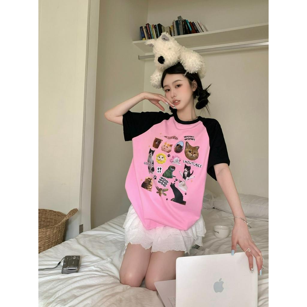 「 WELOVE1 」Áo Thun Nữ Tay Ngắn Lệch Vai In Họa Tiết Mèo Màu Đen / Hồng