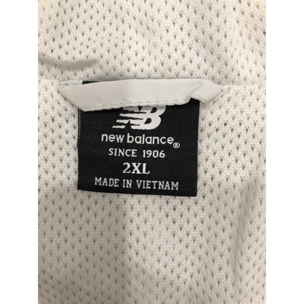 Áo khoác dáng dài dây rút eo có nón New Balance màu trắng chính hãng