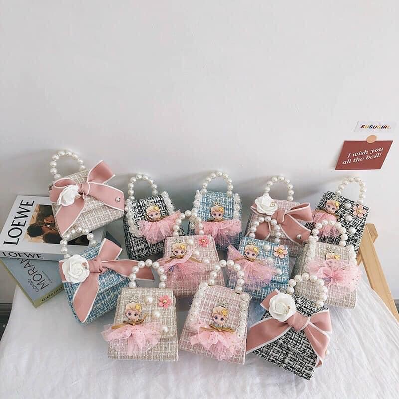 Túi đeo chéo cho bé họa tiết búp bê xinh xắn