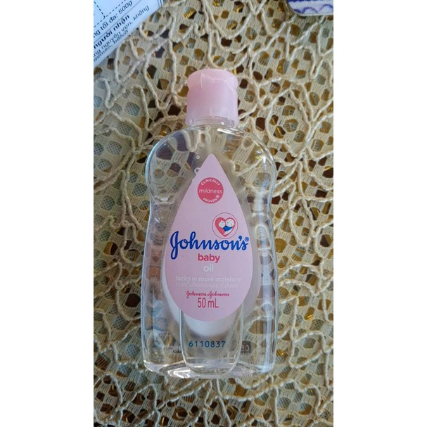 Dầu massage johnson's dùng dưỡng ẩm cho da bé