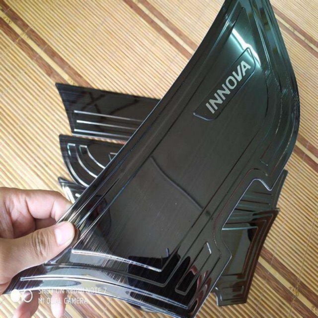 Ốp chống xước tapli cửa titan inova 2017-2020
