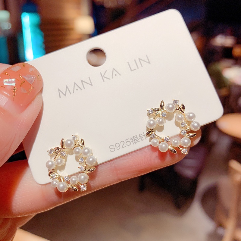 Khuyên Tai Vòng Hoa Nhỏ Và Dễ Thương Đính Ngọc Trai Nhỏ Và Dễ Thương