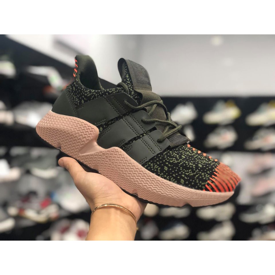 Giày sneaker màu mới lạ