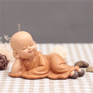 Chú tiểu nằm thư giãn