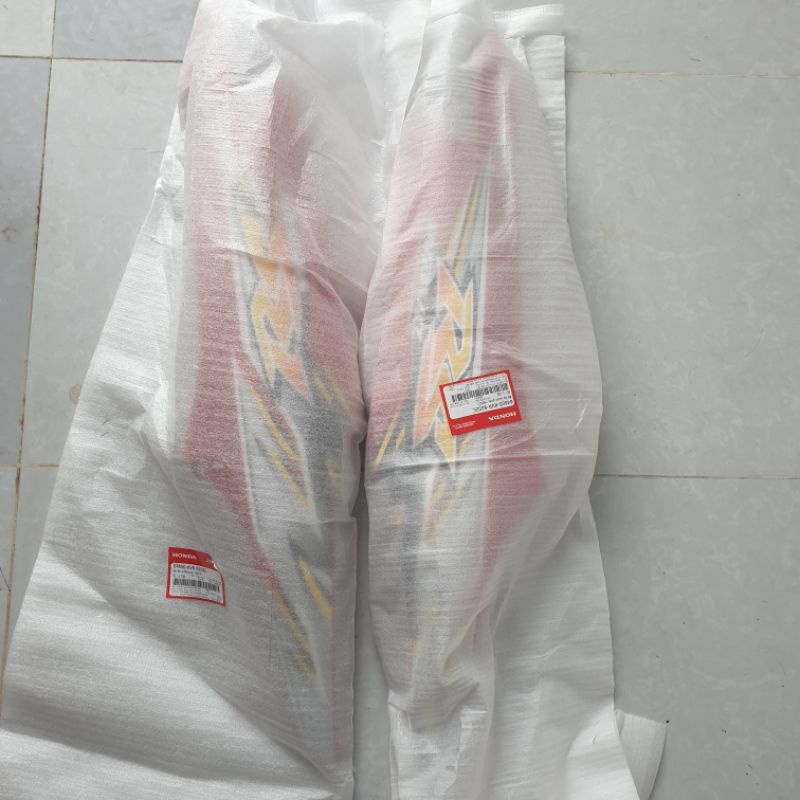 ỐP SƯỜN WAVE RS 100 ĐỜI 2006 MÀU ĐỎ LIỀN TEM XÁM VÀNG CHÍNH HÃNG HONDA