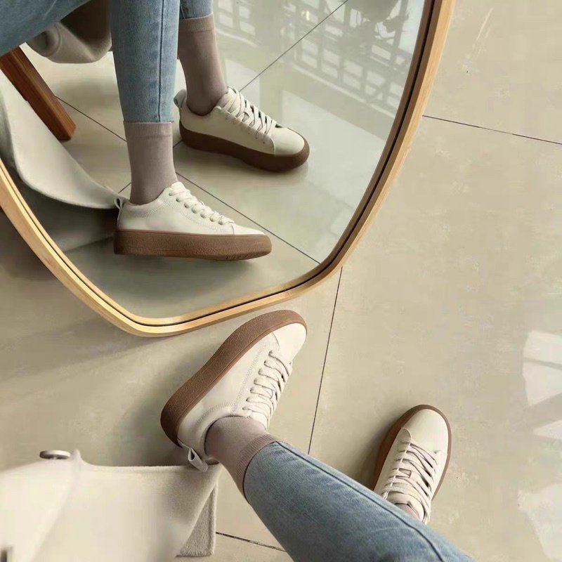 Sneaker màu trắng sữa đế nâu da PU