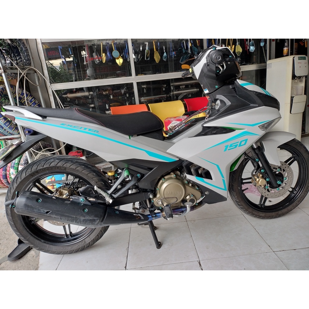 Tem trùm exciter 150 màu bạc xanh chất liệu mccal màng nhám