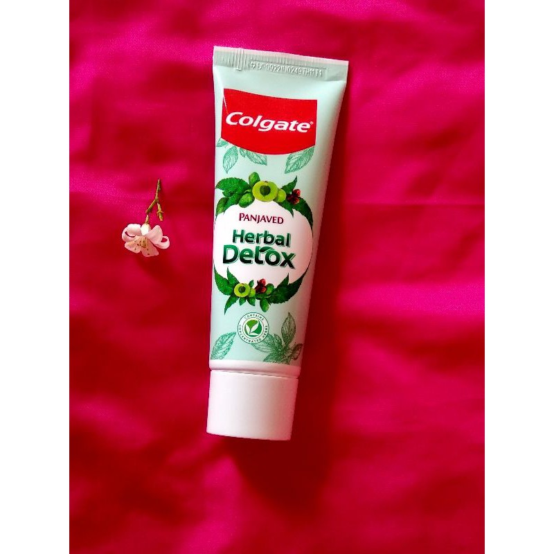 Kem đánh răng Colgate thảo mộc thiên nhiên Herbal Detox (120g)