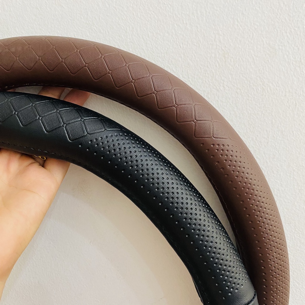 Bọc tay lái ô tô da bò thật 100% Size M, Đường kính 37, 38cm thể thao đẹp Chất liệu da dày dặn, ôm tay lái