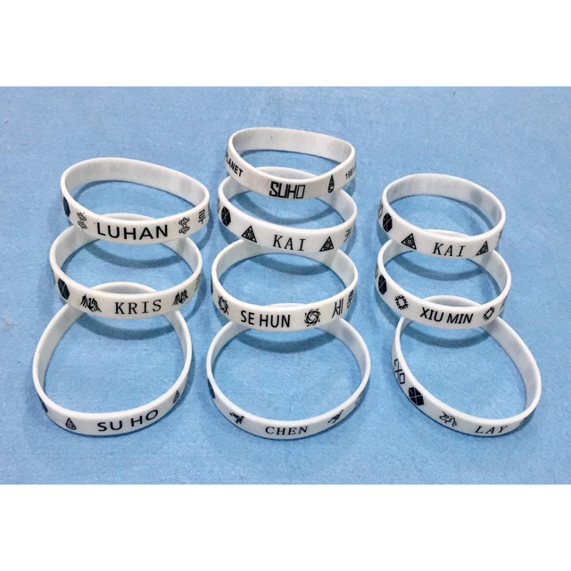 Combo 4 vòng tay cao su EXO mầu trắng tên thành viên ngẫu nhiên