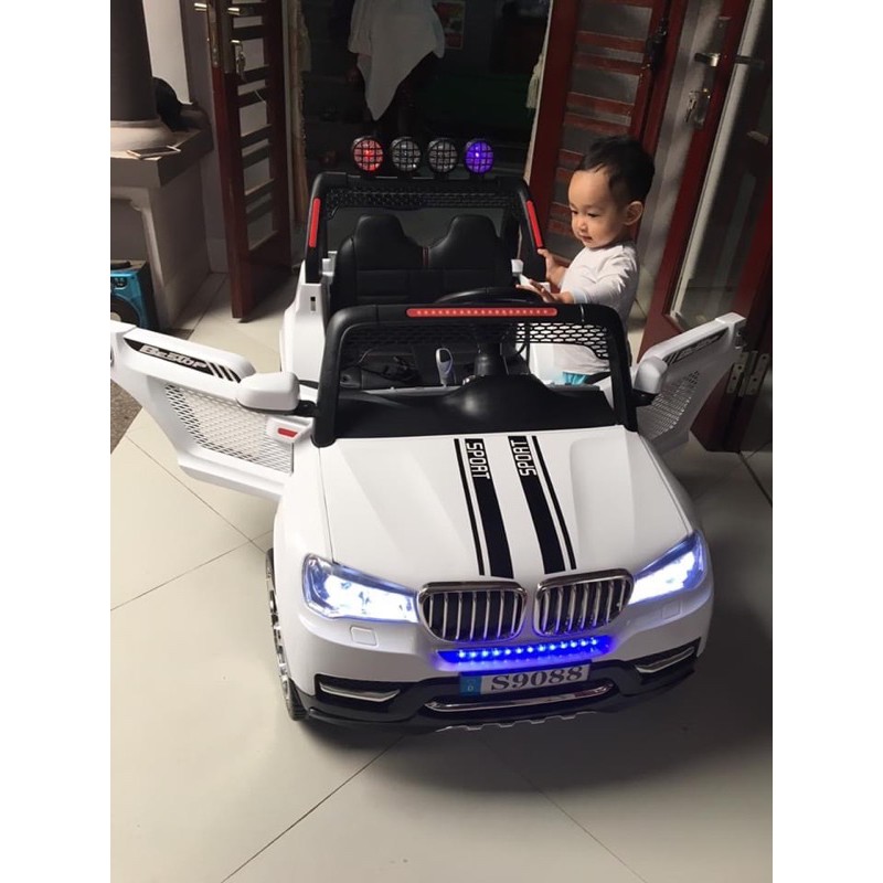 Ô tô điện trẻ em kiểu dáng BMW-S9088 bánh cao su ghế da 4 động cơ