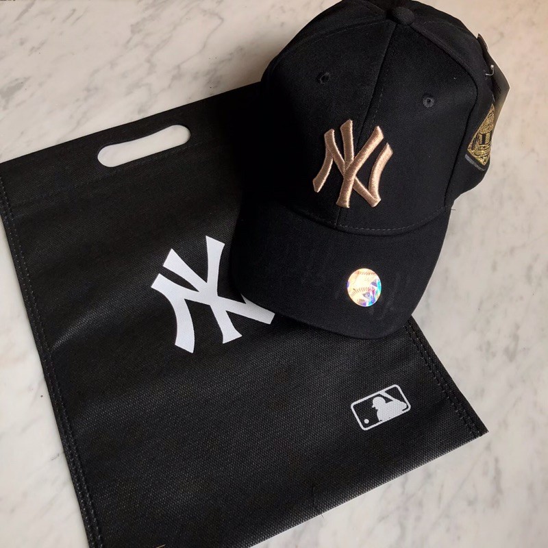Nón lưỡi trai màu đen vàng đồng in chữ NY YANKEES