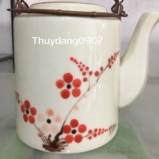 Ấm tích hoa văn đào đỏ vẽ tay thủ công quai đồng sang trọng.