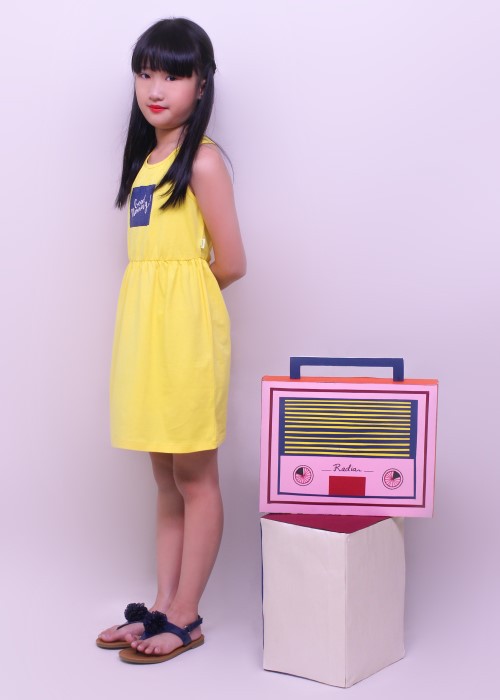 Đầm bé gái khoét lưng thun vàng Jadiny