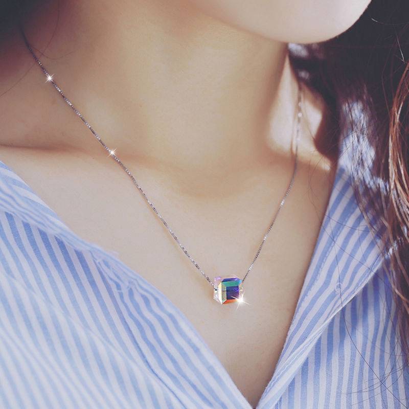 Vòng cổ hình vuông bằng đá lấp lánh