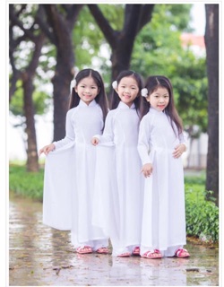 Áo dài trắng trơn cho bé gái.