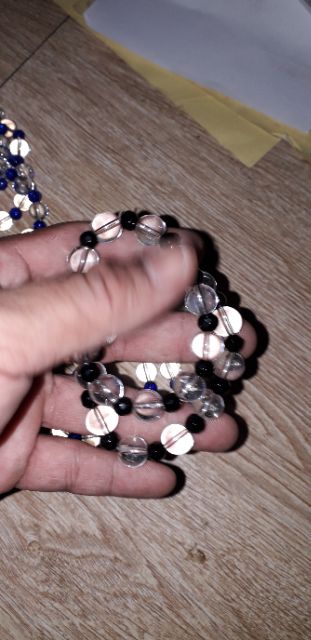 Một dây chuỗi hạt thủy tinh co giãn