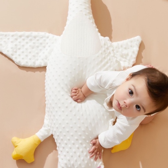 Gối vịt trắng nằm sấp chống đầy hơi cho bé Baby And Me