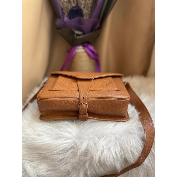 Túi đeo chéo da mộc dập vân