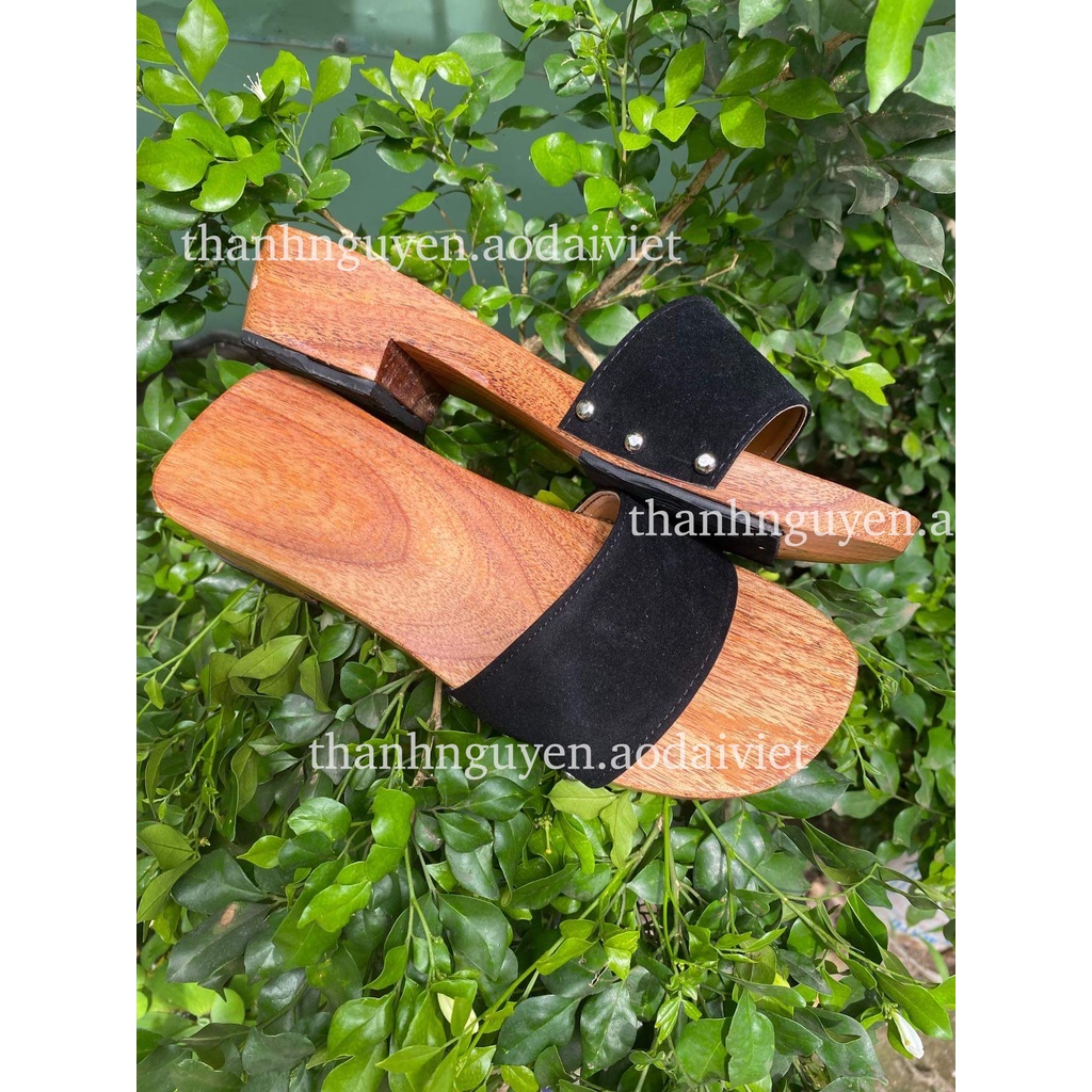 Guốc mộc chụp ảnh áo dài