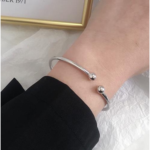Vòng Tay Hở Màu Bạc Có Thể Điều Chỉnh Đính Hạt Charm