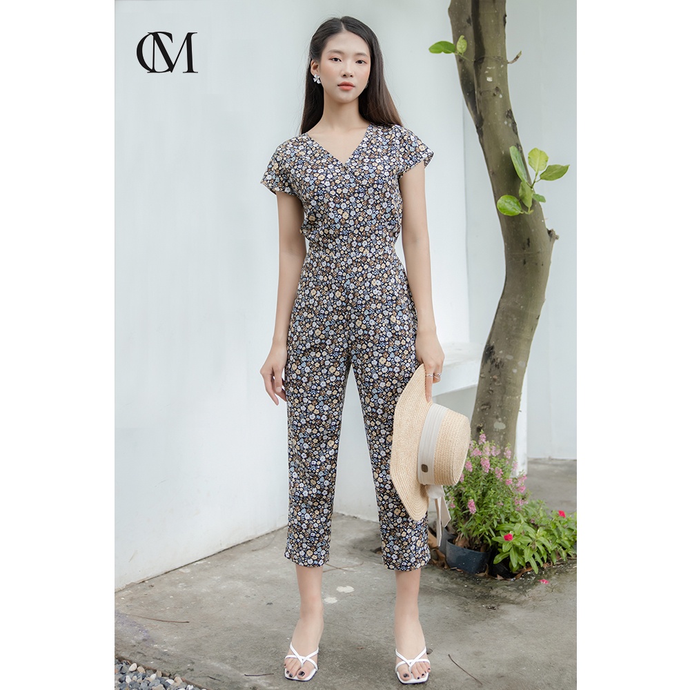 Jumpsuit nữ vai chờm, cổ V chéo, dáng quần baggy, có túi, cúc cài phía sau hoạ tiết hoa nhí JUM3006 CLARA MARE