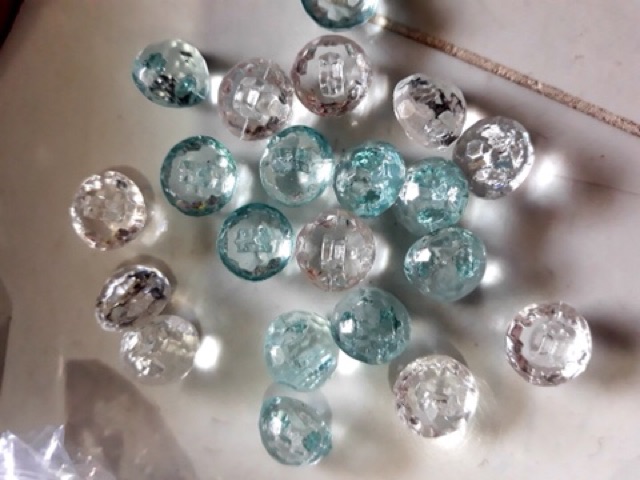 Nút gắn áo trong suốt giá 75k/ b 400 nút