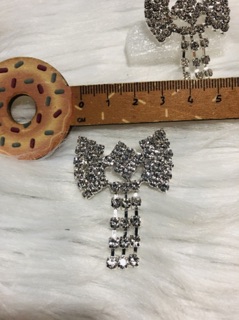 Cài áo nơ đính đá. KT  3 x 5cm