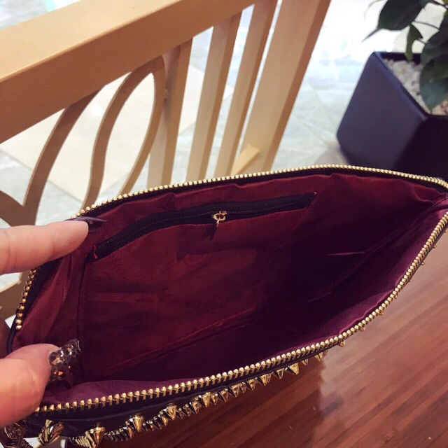 [Mã FAMAYWA2 giảm 10K đơn từ 50K] Ví cầm tay đeo chéo Clucth đính đinh | BigBuy360 - bigbuy360.vn