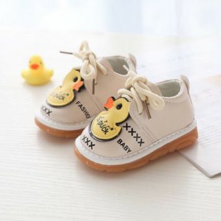 Giày tập đi vịt vàng cho bé.