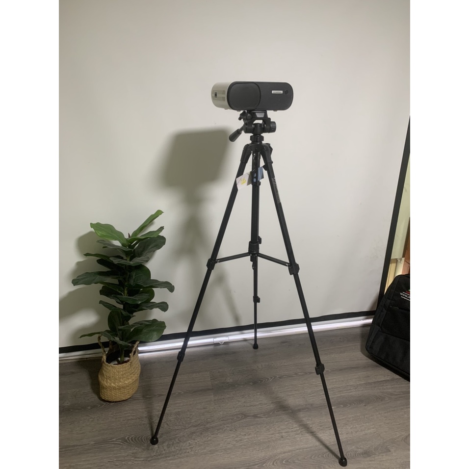Tripod máy chiếu mini độ cao 140 cm, chất liệu nhôm nhẹ chắc chắn.