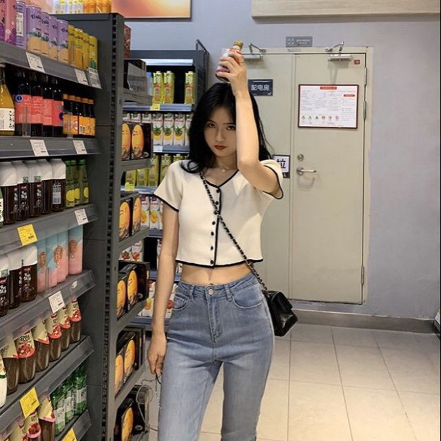 Áo thun Croptop nữ ngắn tay cài 5 cúc phối viền đen-trắng