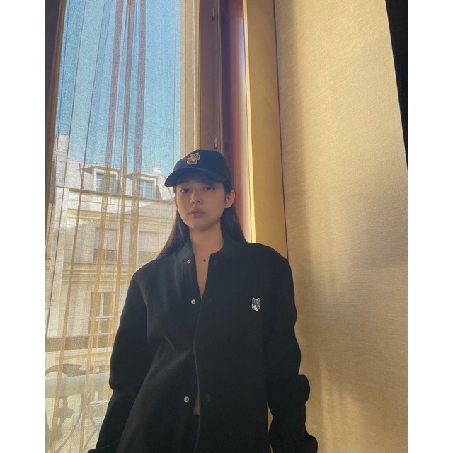 Áo khoác varsity bomber Maison Kitsuné giống Jennie BLACKPINK
