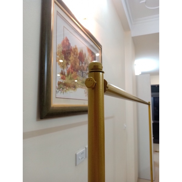 kệ treo quần áo-giá treo chữ y màu vàng và đen-sơn tĩnh điện giúp hạn chế bong tróc-kích thước 1m5x1m5