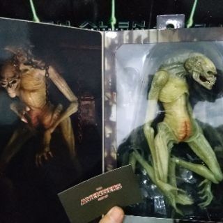 Mô hình Neca Deluxe Alien Newborn
