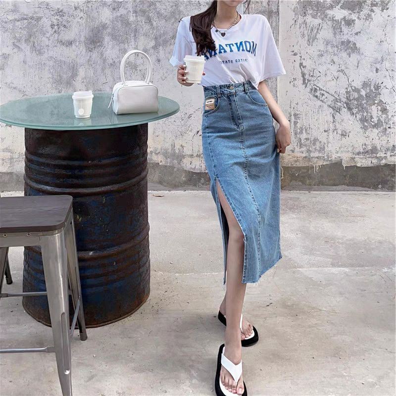 Chân váy jeans xẻ hot trend 2021