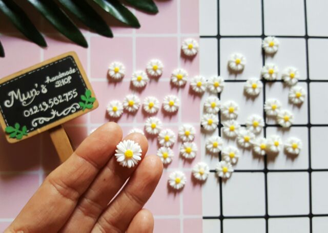 50/100 charm hoa cúc họa mi trắng  (Size nhỏ 1.3cm) - Phụ kiện kẹp cột tóc, case đt
