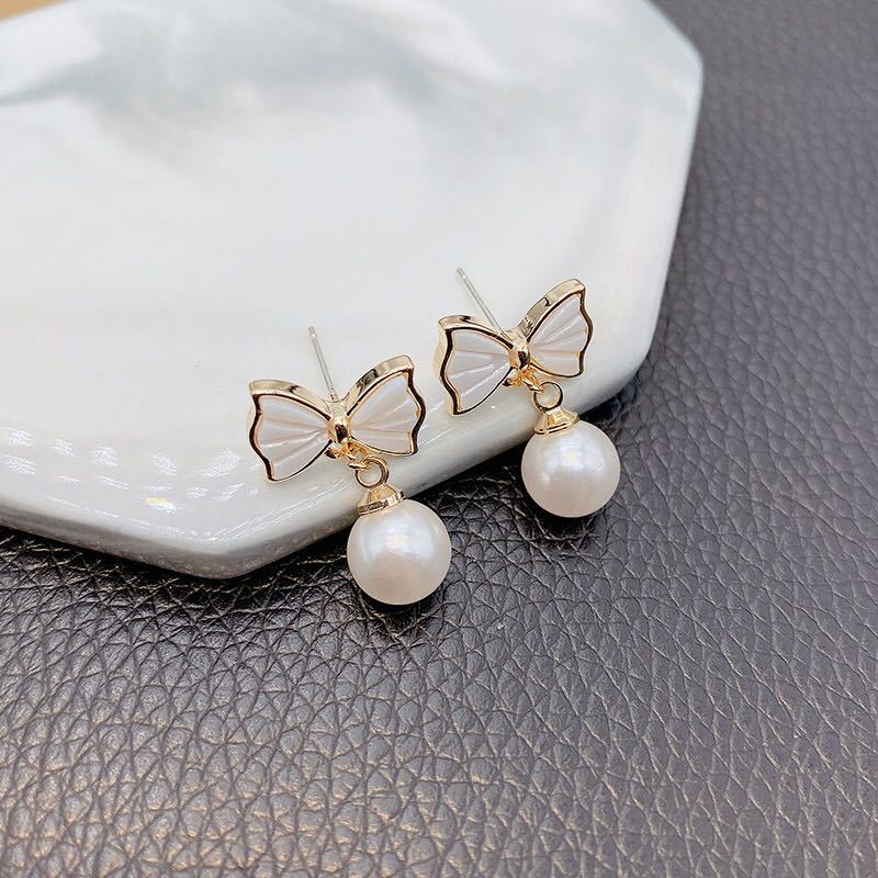 [Augustcloth | AugustJewelry] Bông tai/ Hoa tai nơ trắng có đính 1 hạt to