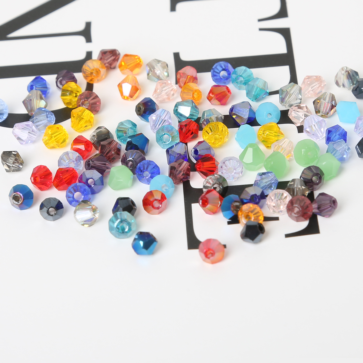 Bộ 135 hạt pha lê nhiều màu sắc kích thước 3mm dùng làm trang sức tiện lợi